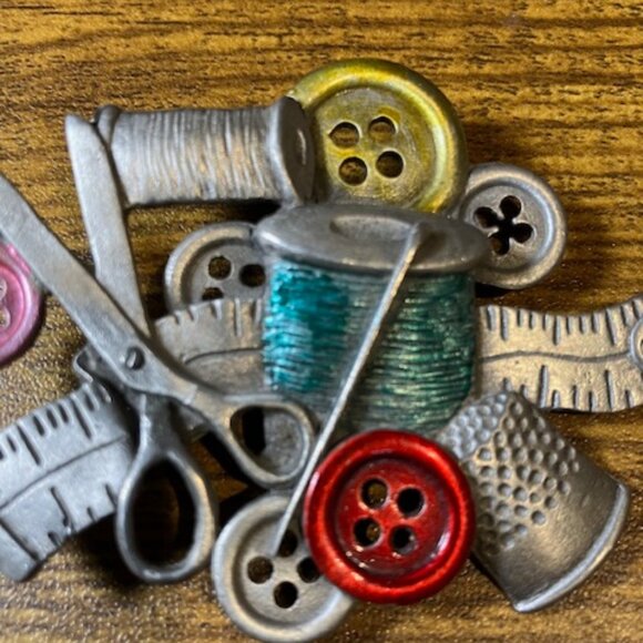 Spoon Pewter Seamstress Brooch #4134‎ Sewing Kit Themed 2"x2.5" Multicolored - Picture 3 of 5